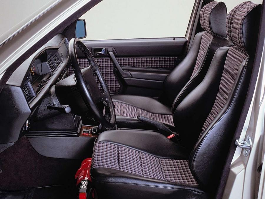  Mercedes-Benz 190 E 2.3-16 1984 года  (фото 23 из 27)